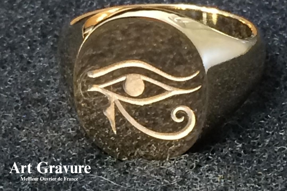 Chevalière en or personnalisée avec une gravure d’un œil réalisée à la main par un graveur artisan.