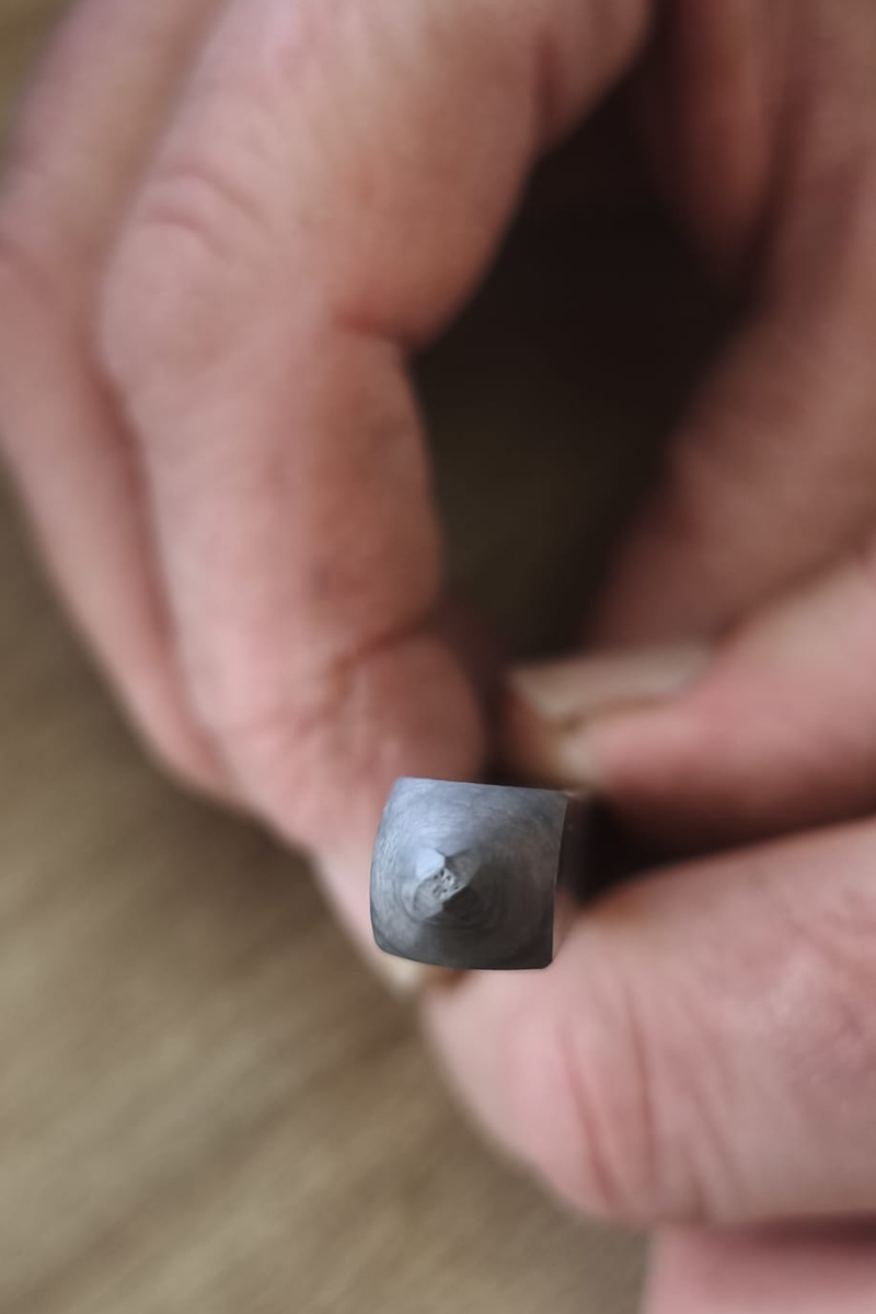Fabrication artisanale d’un poinçon de maître gravé à la main, symbole d’authenticité et d’identification du fabricant.