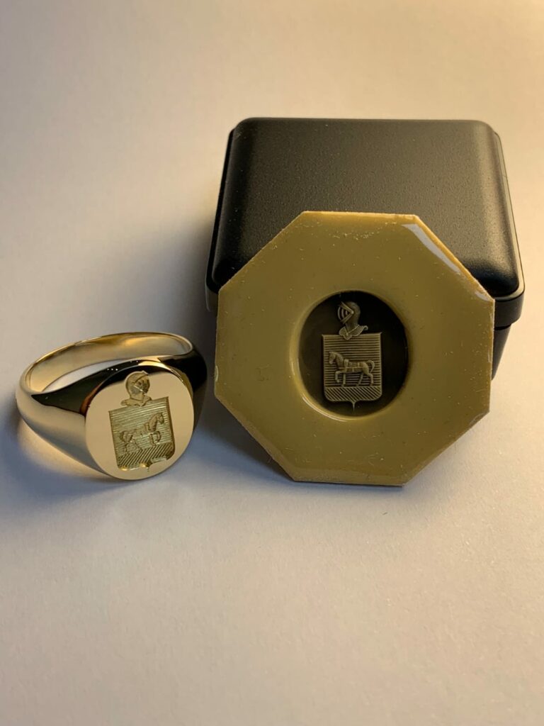 "Chevalière gravée à la main avec un blason héraldique détaillé, symbole authentique de l’art médiéval et du patrimoine héraldique"