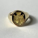 Chevalière dame : double écu couronné avec manteau