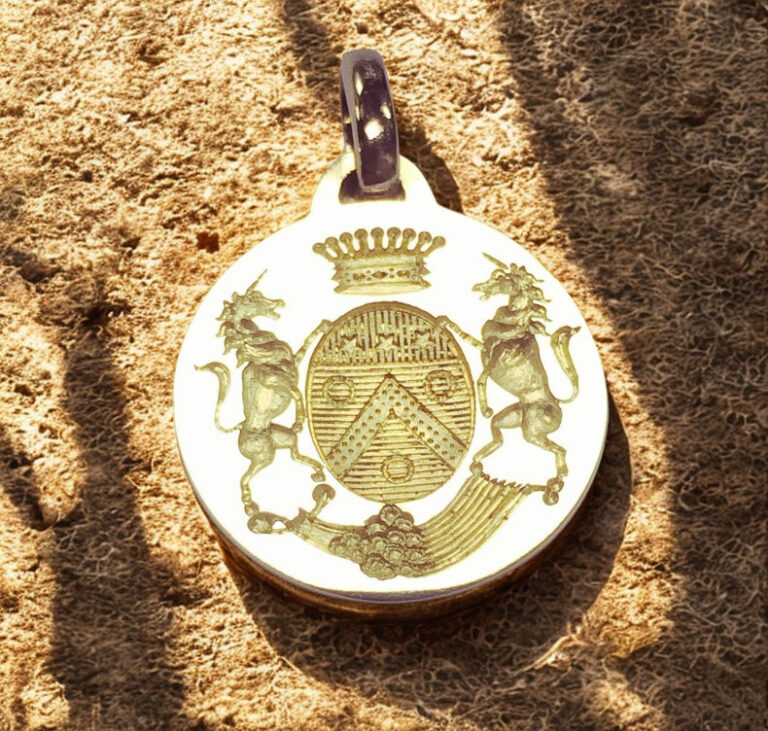 Gravure héraldique d'armoirie sur une médaille or