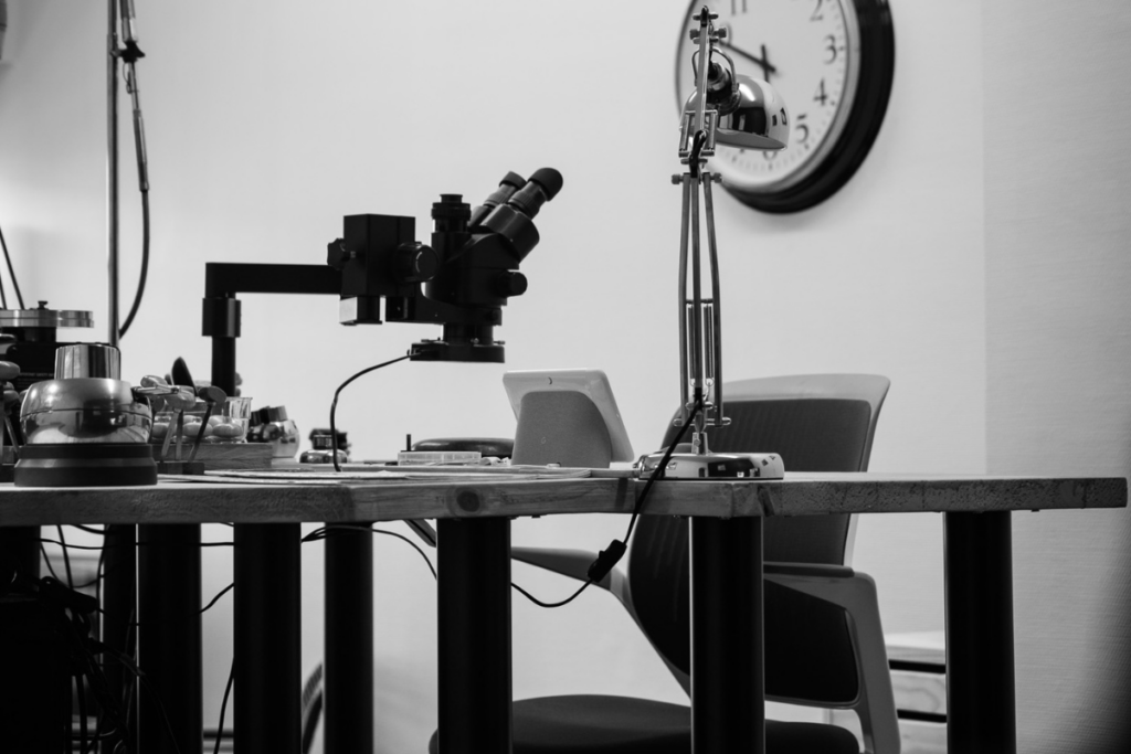 Les trois postes de travail avec loupes binoculaires dans l’atelier Art Gravure, dédiés à la gravure héraldique manuelle sur bijoux