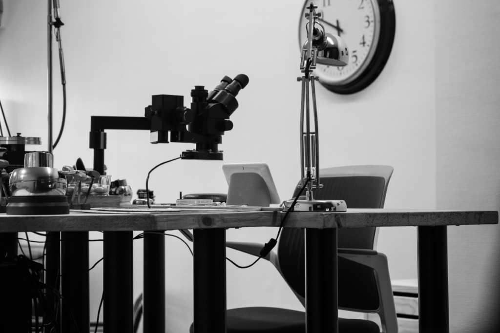 Établi du graveur Eric Leroy dans l’atelier Art Gravure main artisanale