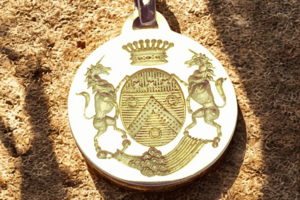 Médaille en or gravée d’armes héraldiques complètes avec supports animaux
