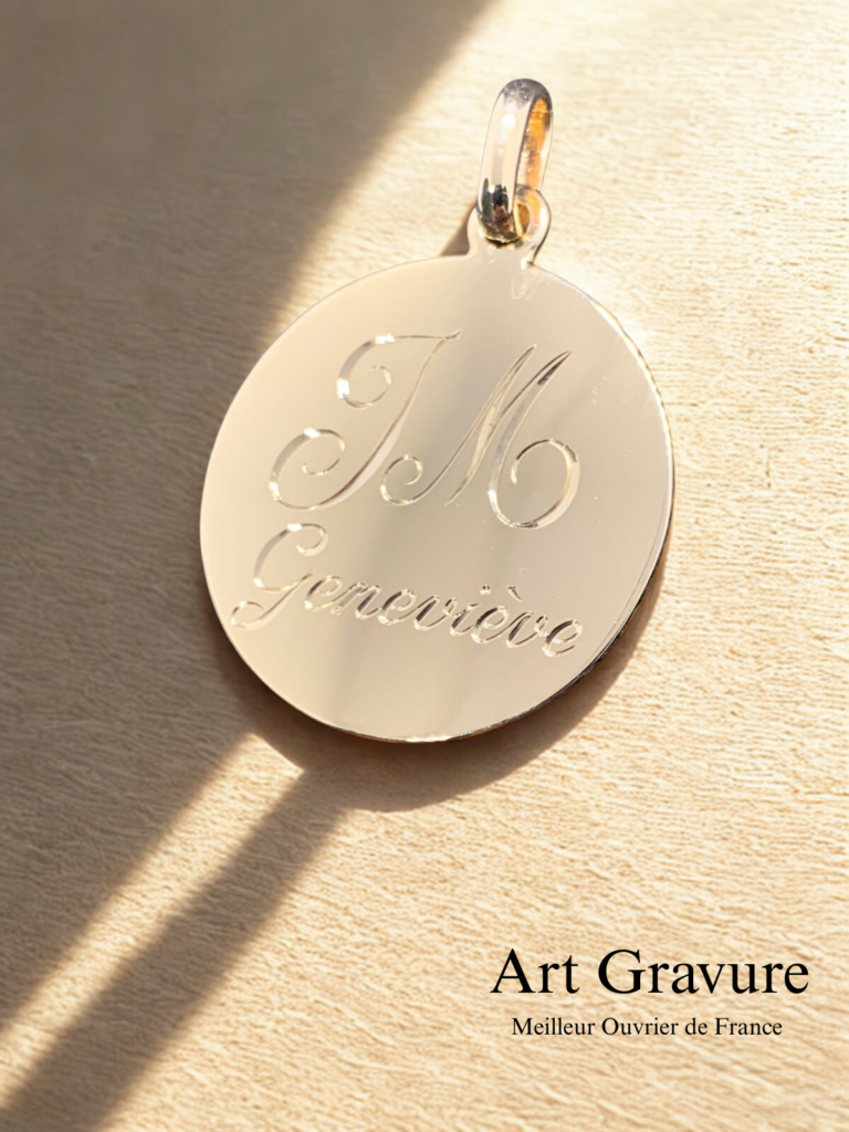 Gravure artistique d’une initiale personnalisée, illustration élégante et détaillée pour décoration ou personnalisation.