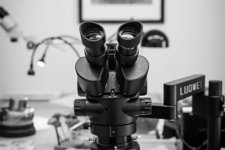 Loupe binoculaire utilisée pour la gravure héraldique manuelle dans l’atelier Art Gravure