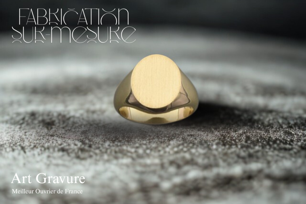 Chevalière sur mesure en or réalisée par un artisan bijoutier, refonte et gravure personnalisée.