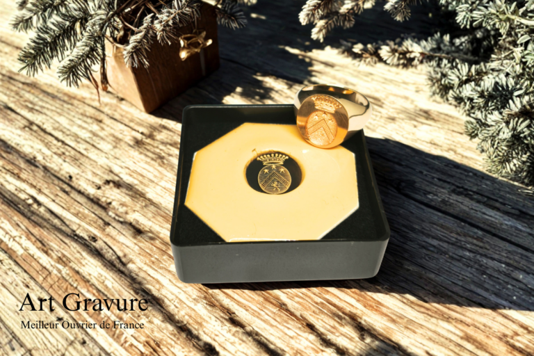 Chevalière en or jaune 18 carats pour femme avec gravure de blason, réalisée à la main par un Meilleur Ouvrier de France
