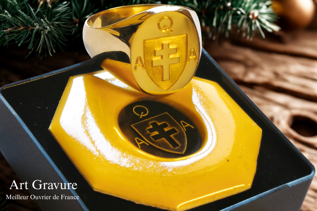 Bijou personnalisé gravé à la main par un Meilleur Ouvrier de France, création artisanale en métal précieux pour cadeau de Noël 