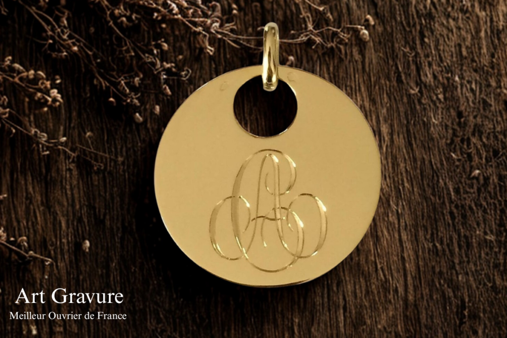 Médaille en métal gravée à la main avec initiales, bijou personnalisé unique et artisanal pour cadeau durable