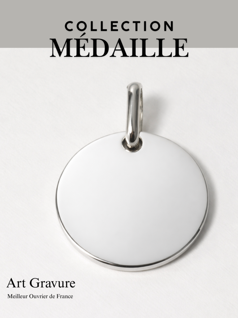Médaille ronde en argent destinée à la création de bijoux en argent gravé, personnalisable selon vos envies.